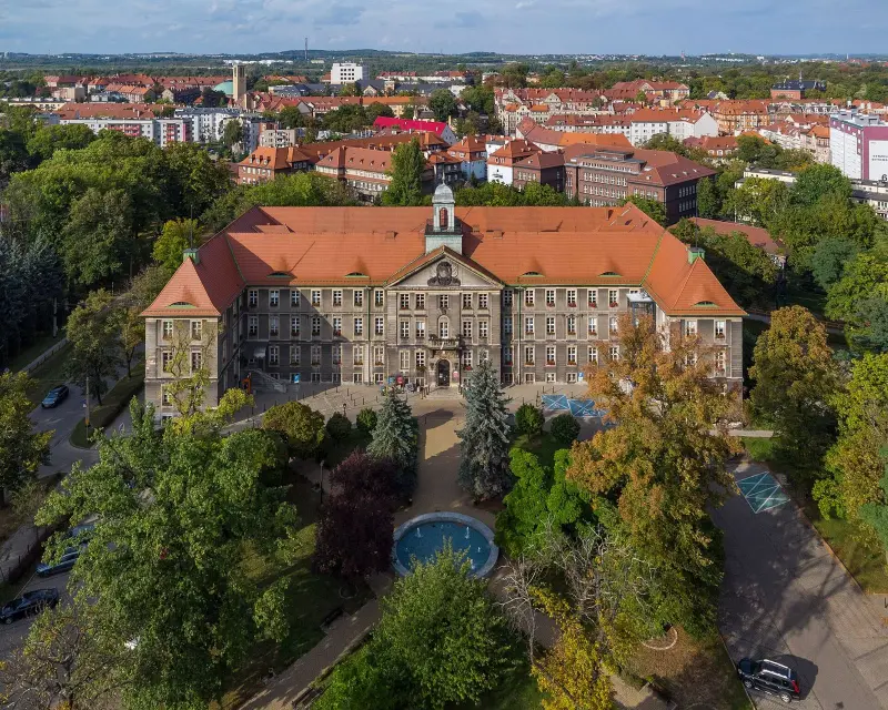 Budynek z parkiem z lotu ptaka