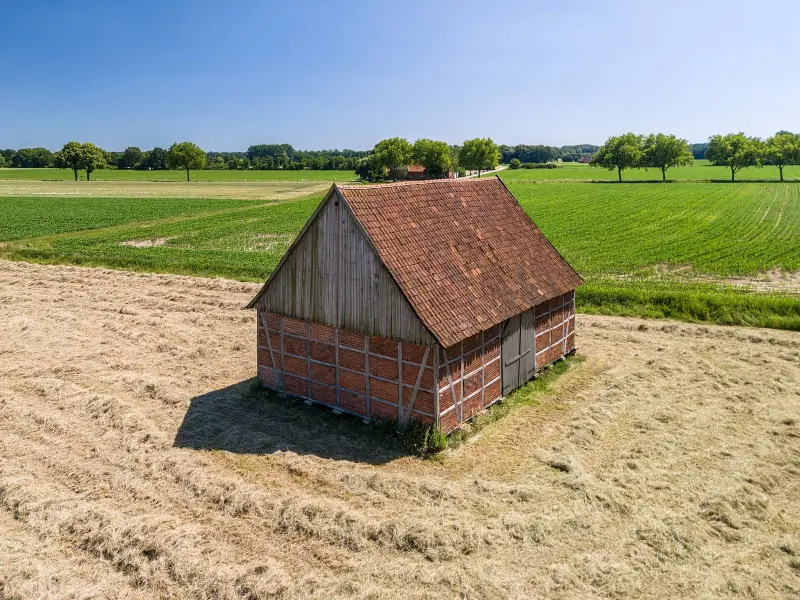 Stodoła na polu z drona