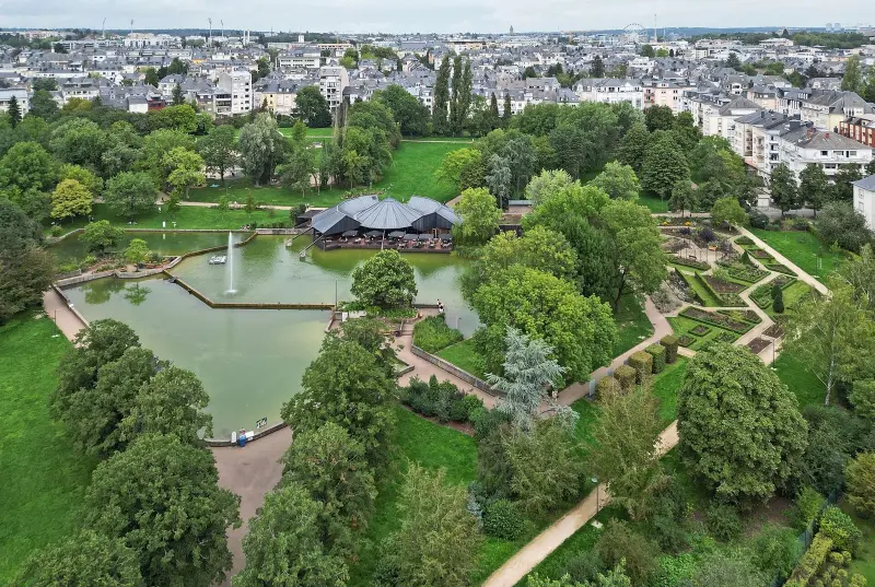Park z jeziorem z lotu ptaka