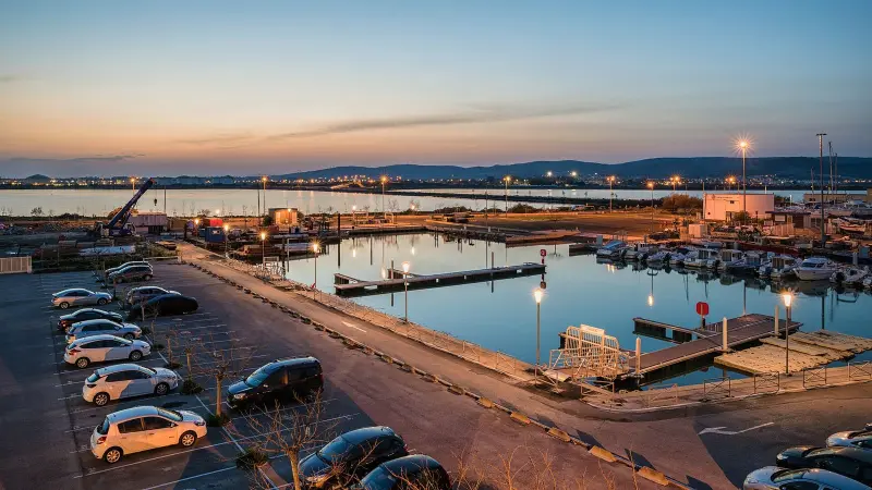 Port jachtowy po zmierzchu