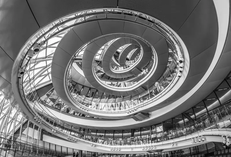 Spirala schodów w bieli i czerni