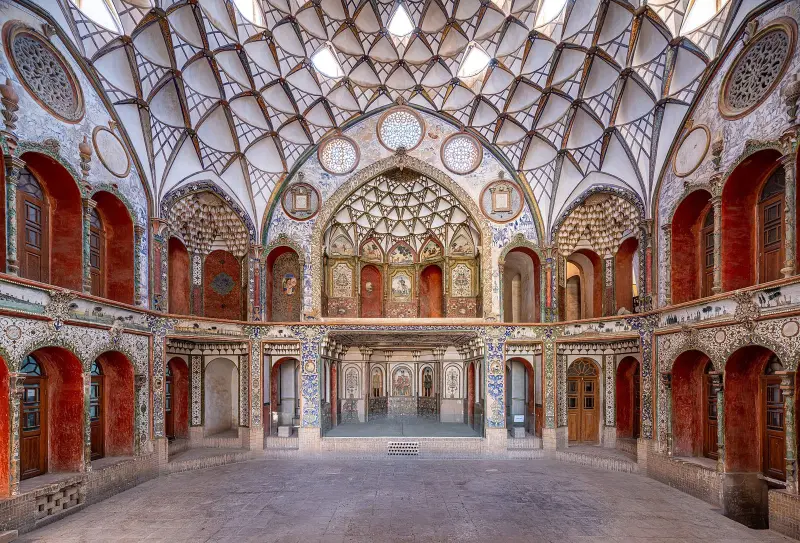Sala z łukami i lustrzaną mozaiką